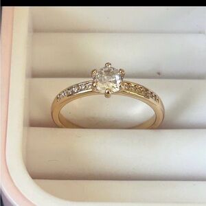 Elegant Gold Ring solitaire